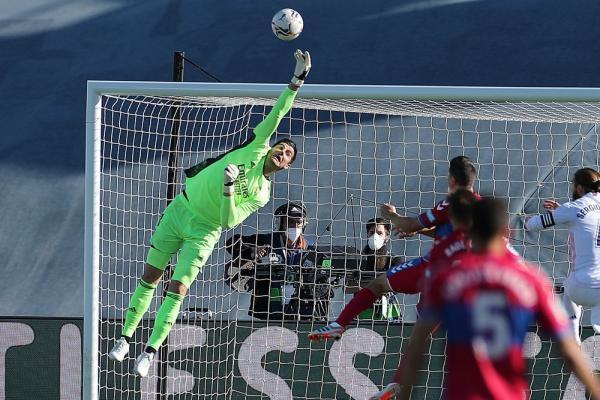 守门员扑救精彩,力保球队不失分的简单介绍 守门员扑救精彩,力保球队不失分的简单介绍