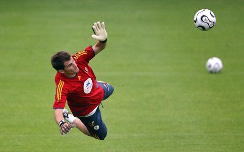 守门员扑救精彩,力保球队不失分的简单介绍 守门员扑救精彩,力保球队不失分的简单介绍