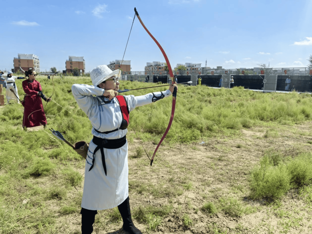 射箭比赛中选手连中靶心，技艺高超