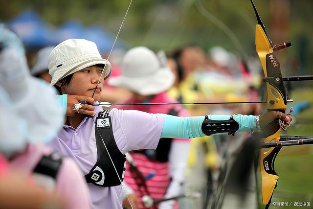 射箭比赛中选手连中靶心，技艺高超