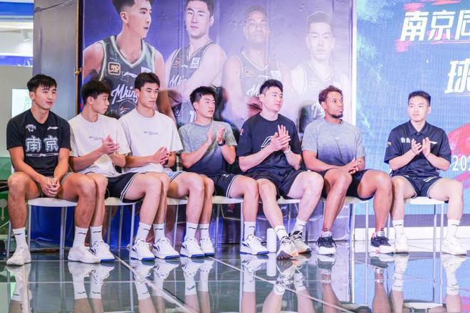 包含体育俱乐部举办球迷见面会，互动亲近的词条