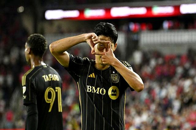 关于都灵主帅遭遇批评，球队局势不乐观的信息