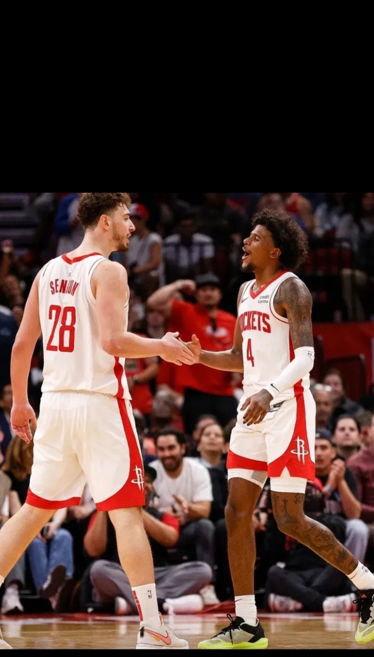 梅利利亚球迷高唱助威歌，期待球队胜利的简单介绍