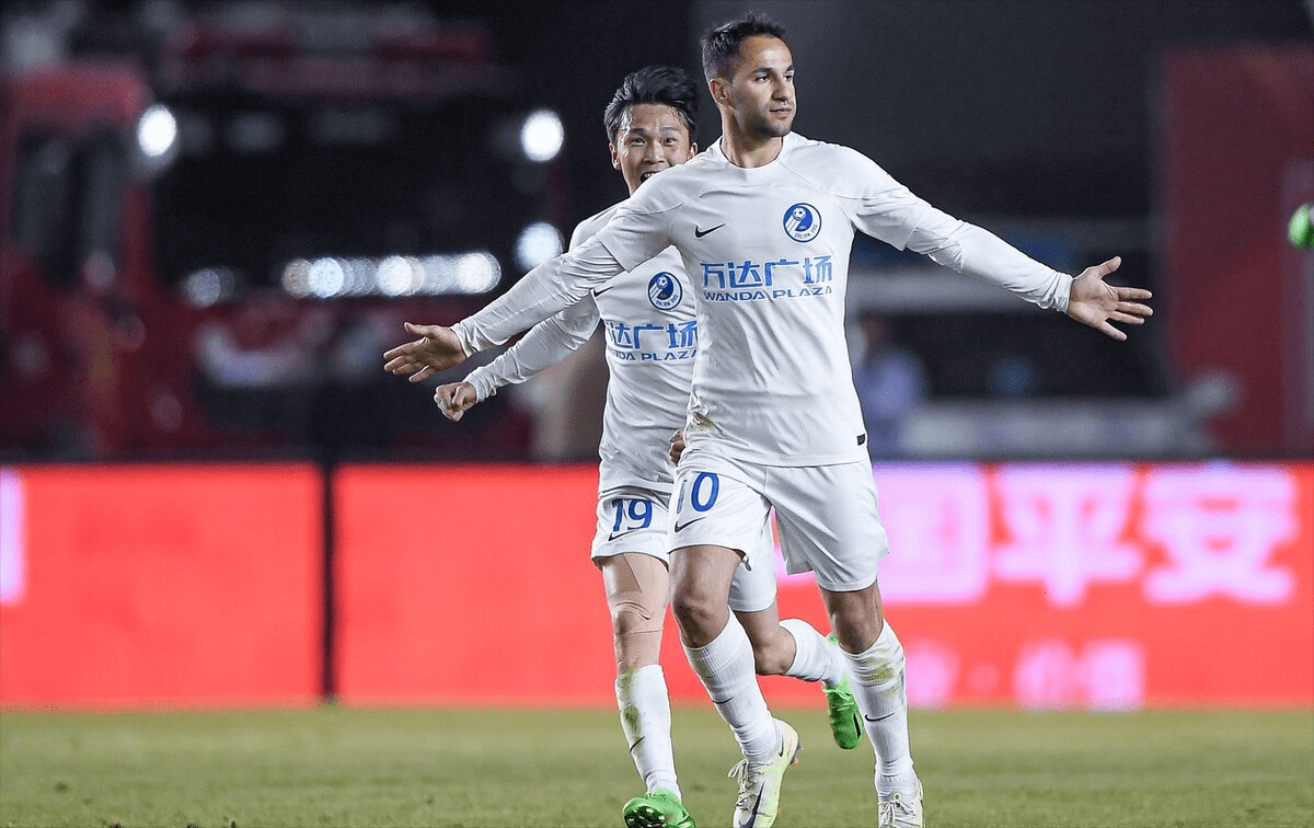 梅利利亚球迷高唱助威歌，期待球队胜利的简单介绍