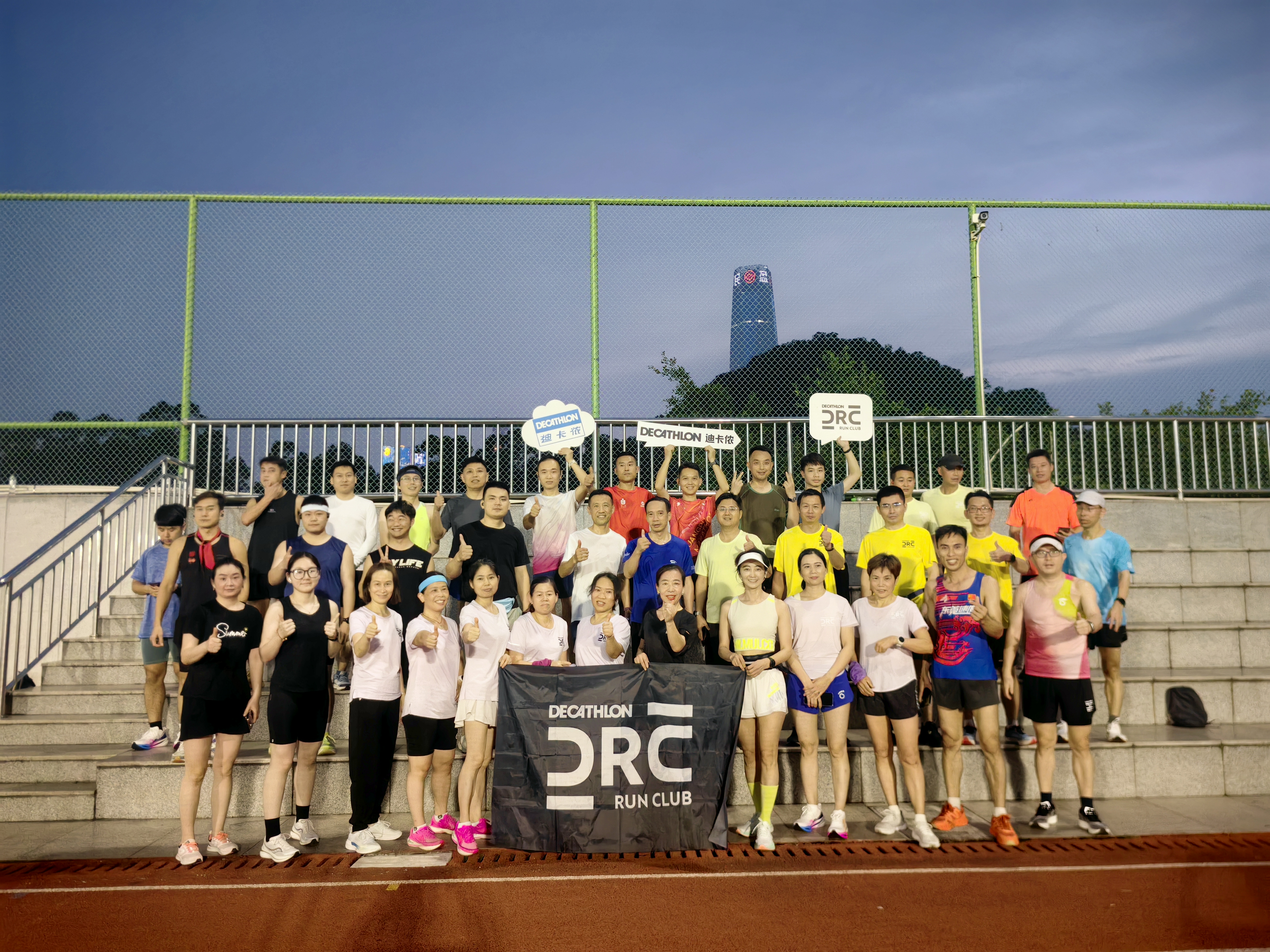 那不勒斯球员赛后合影留念,展现团队凝聚力的简单介绍 那不勒斯球员赛后合影留念,展现团队凝聚力的简单介绍