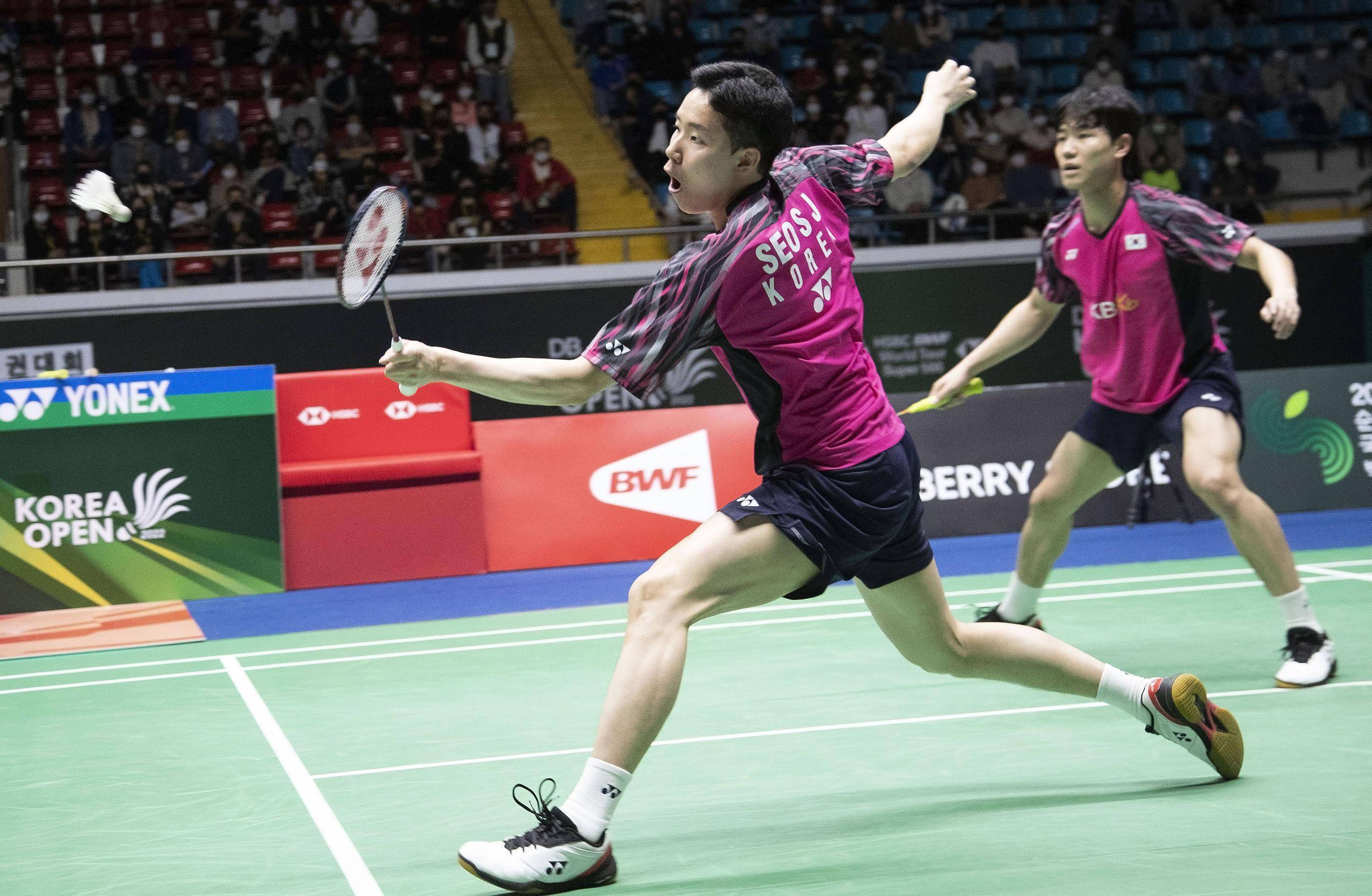 包含羽毛球选手优势明显，轻松取胜的词条