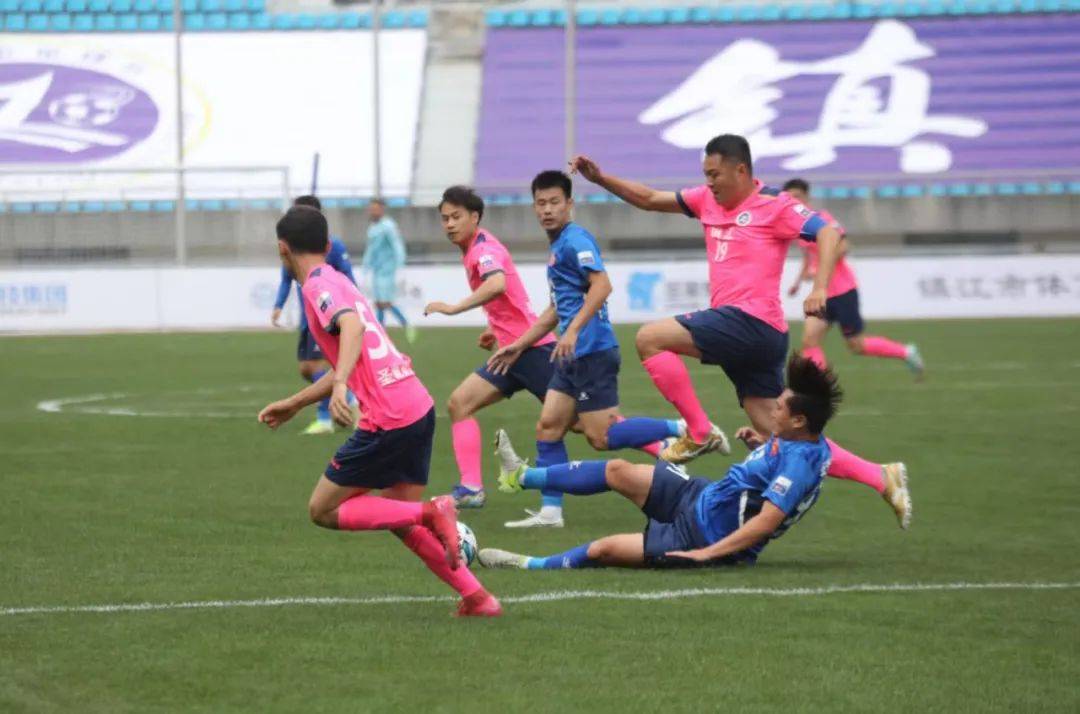 体育赛场上两支队伍的激烈较量