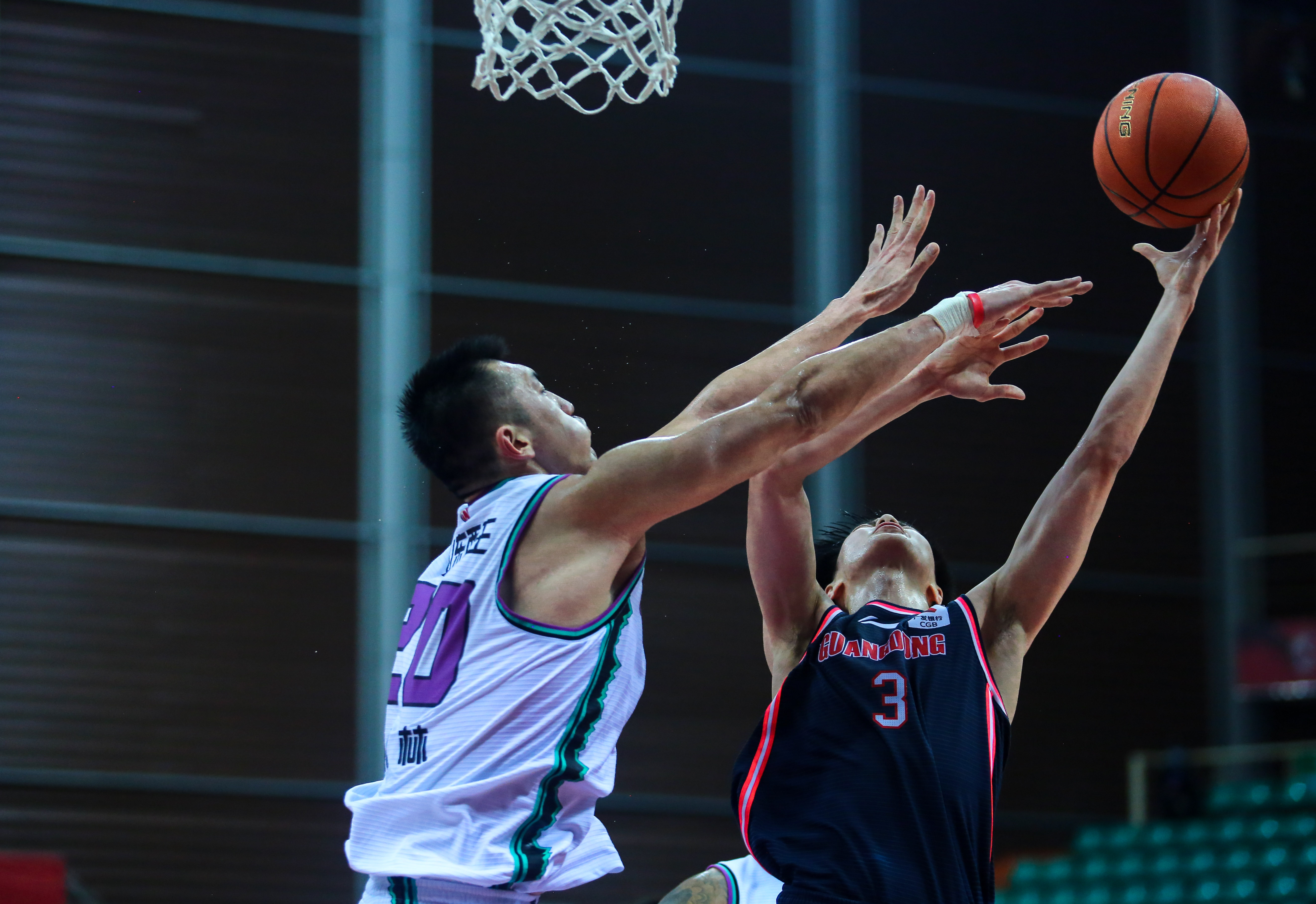 包含沸腾的球迷，燃烧的激情，劲战正酣的词条