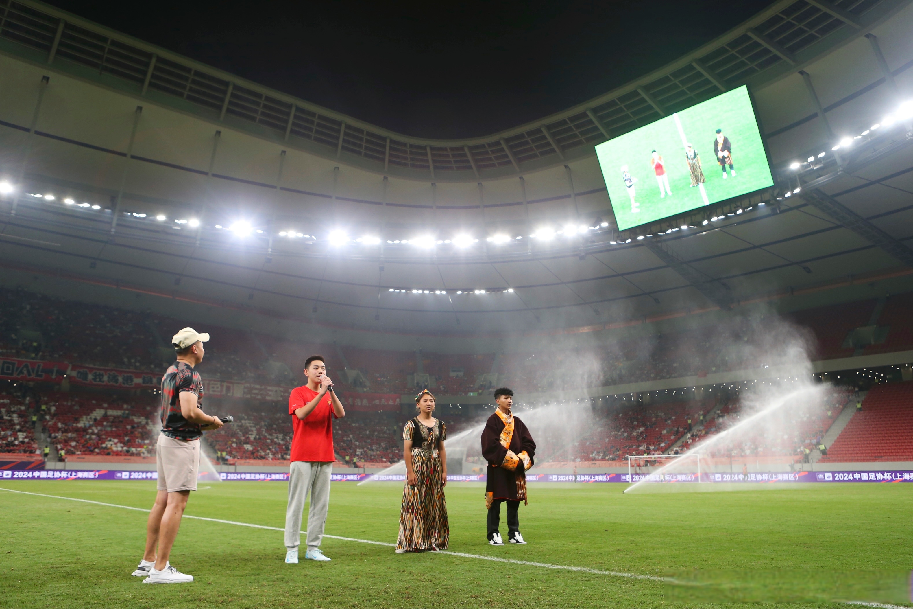 包含沸腾的球迷，燃烧的激情，劲战正酣的词条