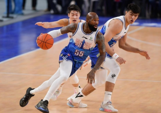 防守犀利,成功挡下对手猛攻 防守犀利,成功挡下对手猛攻