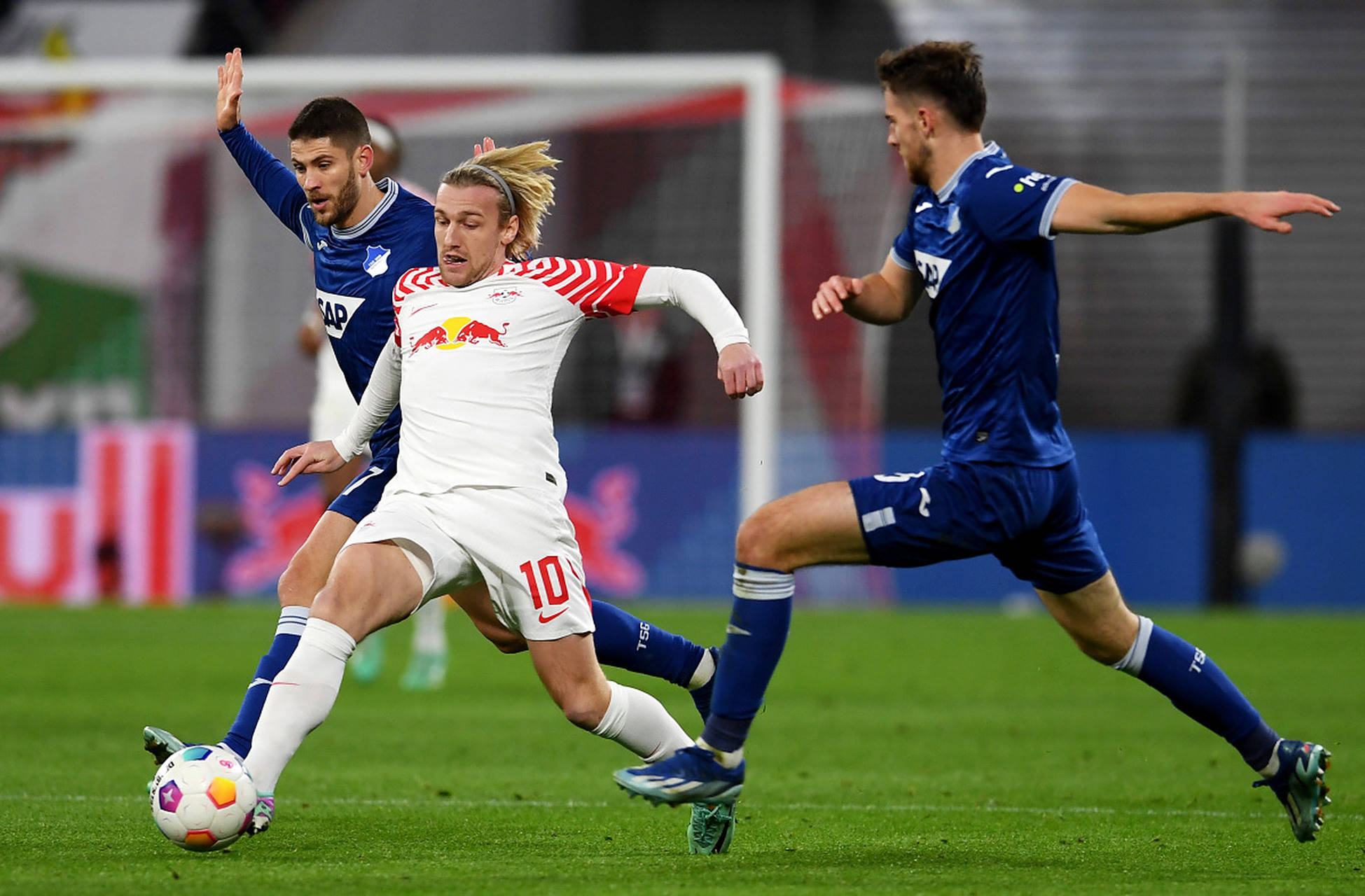 包含霍芬海姆客场逼平雷恩,保持不败战绩的词条 包含霍芬海姆客场逼平雷恩,保持不败战绩的词条