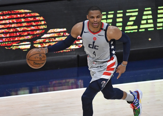 广东队横扫步行者,福克斯点燃赛场 广东队横扫步行者,福克斯点燃赛场