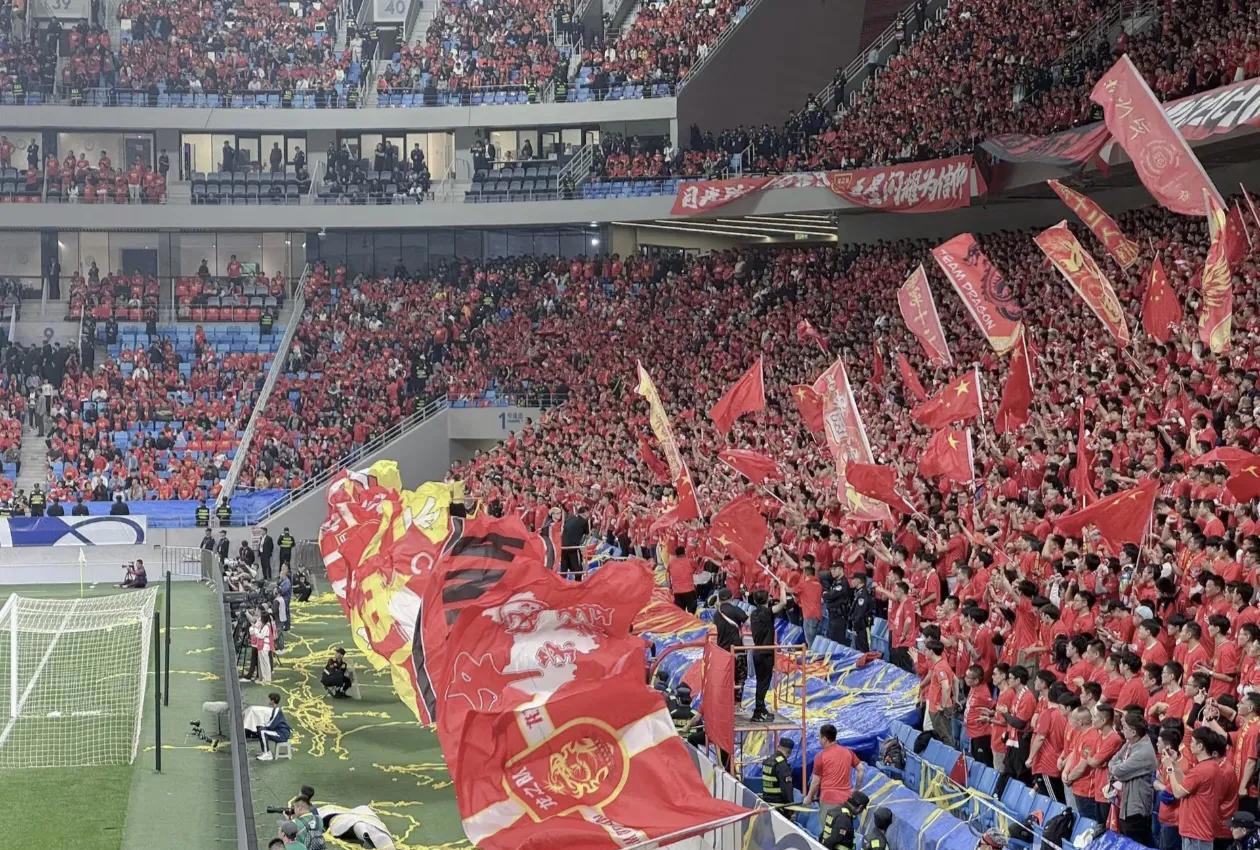 关于热烈的足球赛事场面，球迷热情高涨的信息