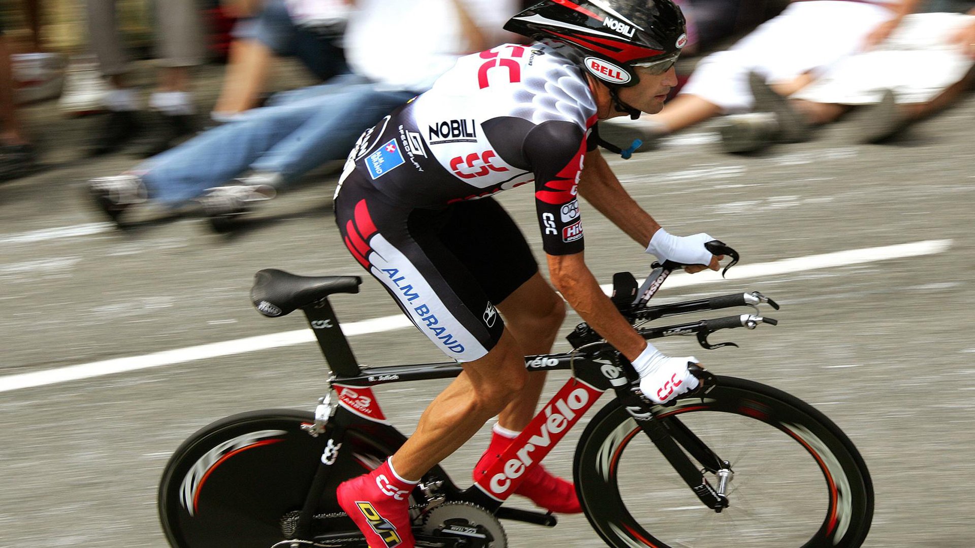 赛道与绿茵的交响，当F1争冠夜遇上萨拉赫的破防时刻